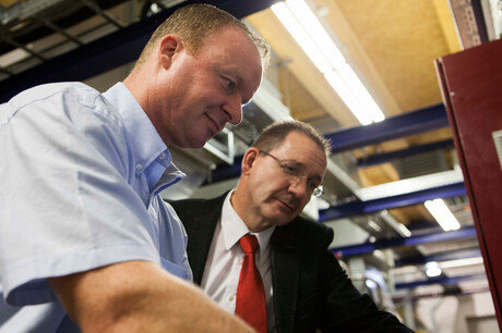 회의 중인 Kaeser 엔지니어 Hages와 ZF Friedrichshafen 직원 Baumgarten