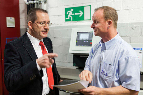 압축 공기 스테이션 계획을 논의하는 Kaeser Kompressoren 엔지니어 Hages와 ZF Friedrichshafen 직원 Baumgarten