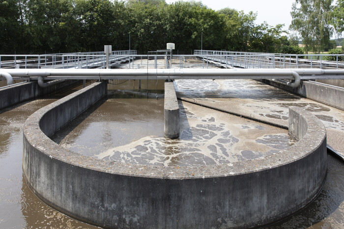 통기 탱크의 미생물에 산소를 공급합니다.