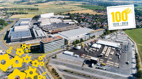 코부르크(Coburg)에 있는 KAESER KOMPRESSOREN에서 공개일, 공장 투어, 직원 파티로 100주년을 맞이합니다.