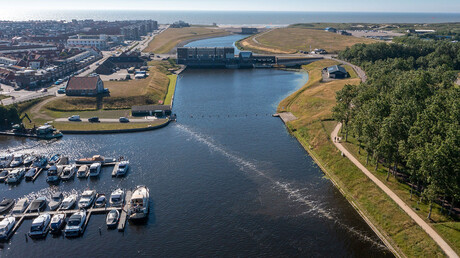 The Great Bubble Barrier이 네덜란드 카트베이크에 만든 기포 장벽.