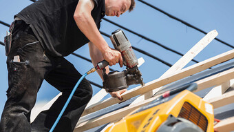 공압 못박기와 관련하여 KAESER i.Comp 3 무역 콤푸레셔는 항상 필요한 양의 정확한 압축 공기를 공급합니다.