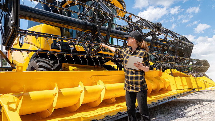 콤바인은 공기 콤푸레셔를 사용하여 전문적으로 세척되었으며, 겨울 보관을 위해 검사받았습니다.