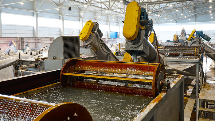 콤푸레셔의 배기 공기는 부품 청소 시 온수 용도로 사용할 수 있도록 물을 가열합니다.