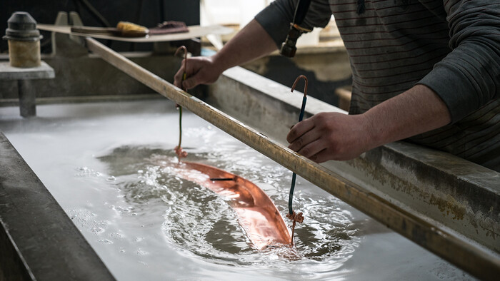 압축 공기 콤푸레셔에서 생산되는 온수를 사용하는 전기 도금입니다.